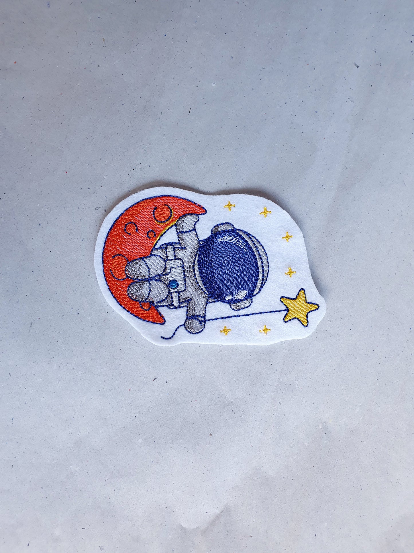 Gestickte Applikation Astronaut 2 - sitzend auf Mond mit Stern in 2 Größen erhältlich - Aufnäher Weltall Einschulung