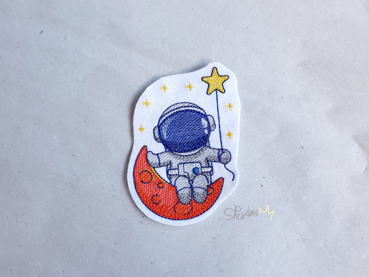 Gestickte Applikation Astronaut 2 - sitzend auf Mond mit Stern in 2 Größen erhältlich - Aufnäher Weltall Einschulung